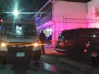 Hombre cae de andamio mientras trabajaba tiempo extra en una obra