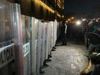 Enfrentamiento entre policías y manifestantes durante la vigilia en el Zócalo