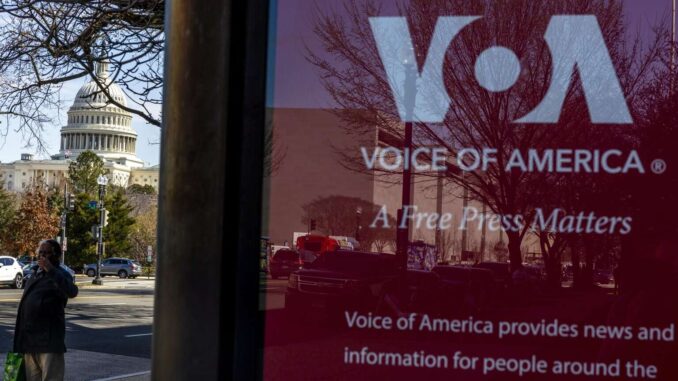 Trump deja morir a la histórica Voz de América por «antiamericanos»