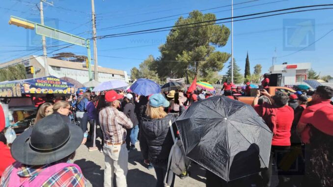 Maestros se manifiestan en contra de la reforma del ISSSTE en el SEECH