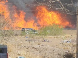 Fuerte incendio en fábrica de tarimas en la colonia 01 de Mayo; hay bomberos lesionados