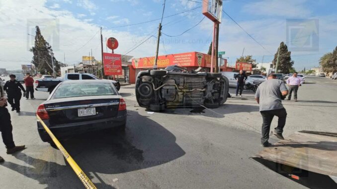 Se registra choque con volcadura en la Tecnológico y Altamirano