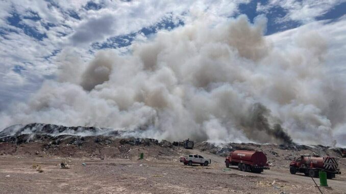 Refuerzan maniobras para sofocar el incendio en el Relleno Sanitario Regional: Valenciano