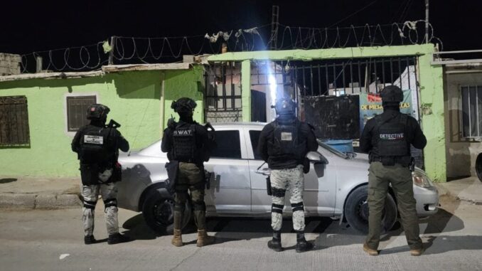 Catean ocho inmuebles y aseguran un arma de fuego, droga y detienen a 12 personas