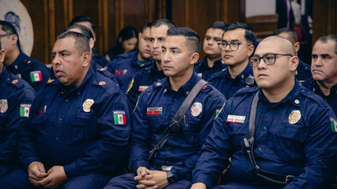 Entrega alcalde bonos a bomberos en reconocimiento a su labor
