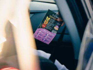 Reparte alcalde folletos en Crucero Violeta para concientizar sobre violencia de género