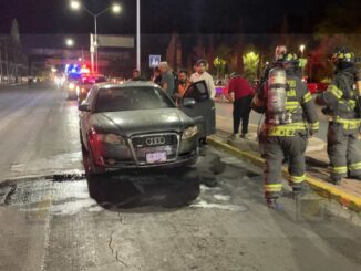 Vehículo se incendia frente al Tecnológico 1 sin reportar lesionados
