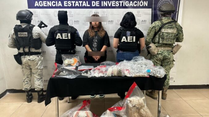 Detienen a mujer por posesión de drogas, armas de fuego, cartuchos y dinero
