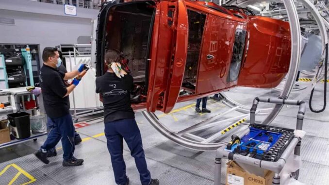 Gobierno insta a automotrices extranjeras con plantas en México a que cumplan con T-MEC