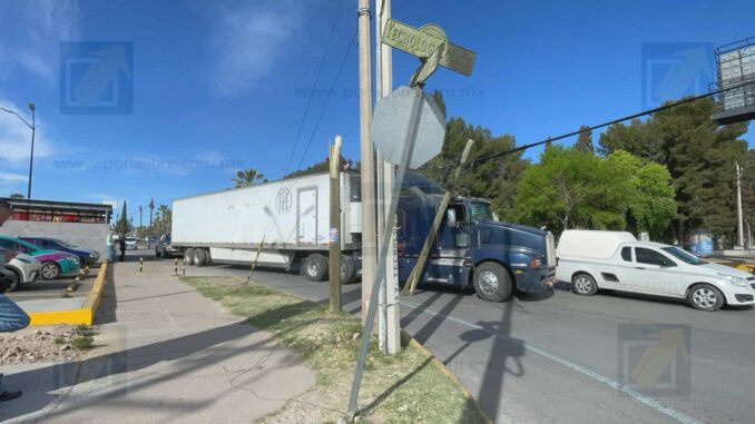 Tráiler derriba poste de telefonía y deja sin Internet a vecinos
