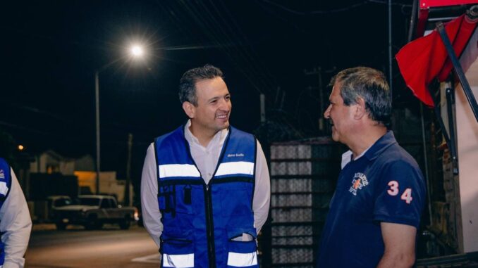 Recorre alcalde Bonilla calles del Cerro de la Cruz para verificar funcionamiento de lámparas LED