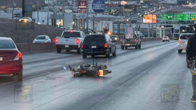 Pareja de motociclistas es derribada por los fuertes vientos en el Juventud