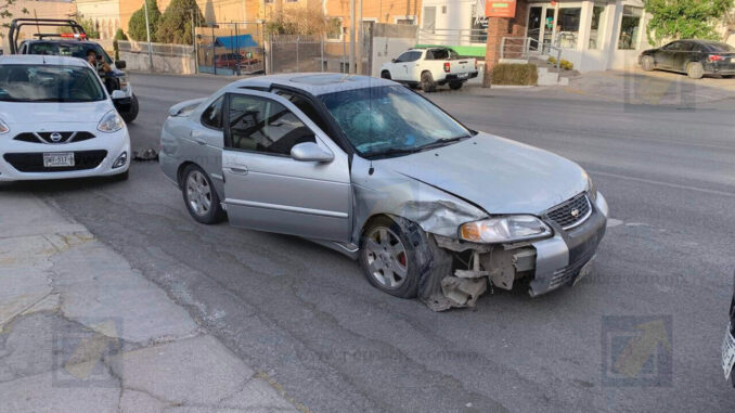 Vuelca mujer tras chocar contra vehículo estacionado en la avenida Zarco