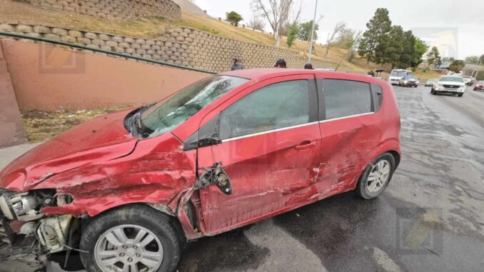 Choque en la Teófilo Borunda termina con vehículo abandonado; conductor huye