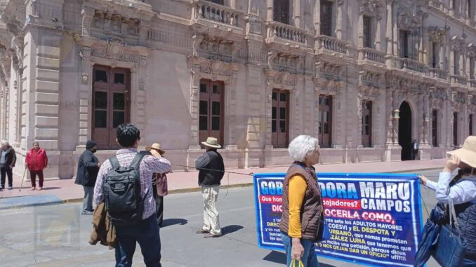 Mujer se instala en Plaza Hidalgo en protesta por un caso sin resolver desde hace una década