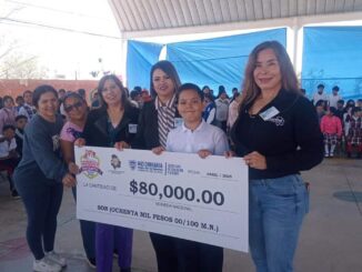María Antonieta Pérez entrega apoyo económico a la primaria por el Día del Niño