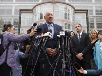 Juez deniega retirar la moción para que los hermanos Menéndez reciban una nueva sentencia