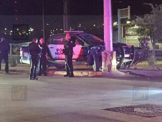 Chocan municipales contra base de concreto de un poste en la avenida Melchor Guaspe