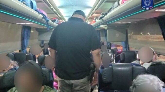 Revisa AEI camiones de pasajeros como parte de los operativos contra la trata de personas