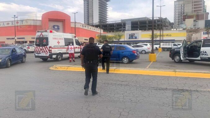 Mujer es atacada con arma blanca y despojada de 14 mil pesos en Plaza Saucito