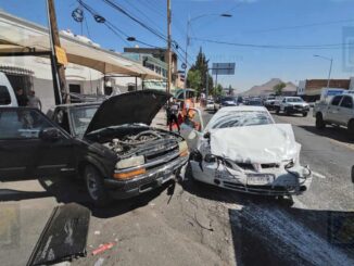 Bomberos rescatan a  2 personas  atrapadas durante aparatoso accidente vial en la Santa Rosa