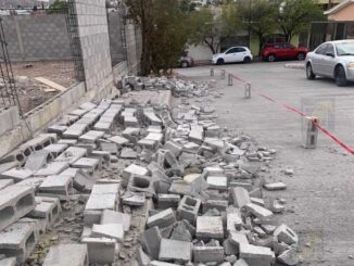 Fuertes vientos provocan el colapso de dos bardas en distintas colonias