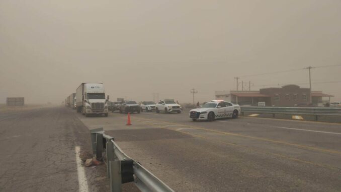 Incrementan cierre en ambos sentidos del tramo carretero desde El Sueco a Juárez por tormenta de arena