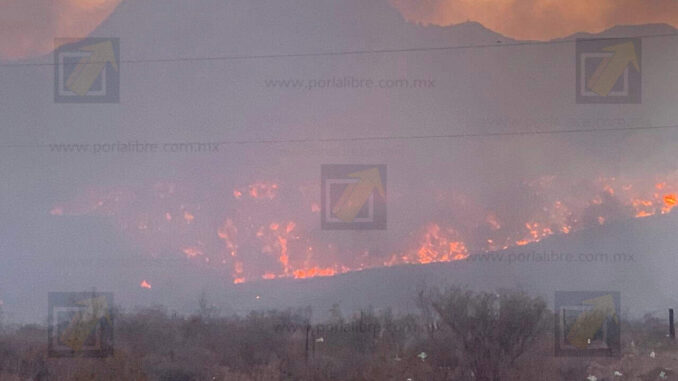 Se registra un incendio de gran magnitud en el relleno sanitario; bomberos trabajan en el lugar