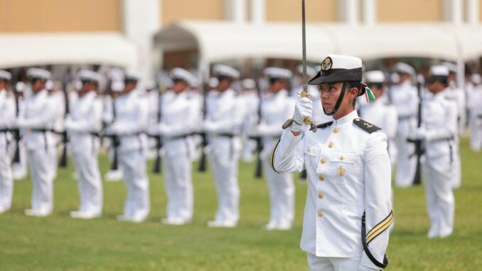 Cadetes de la Marina realizan la Jura de Bandera en Veracruz