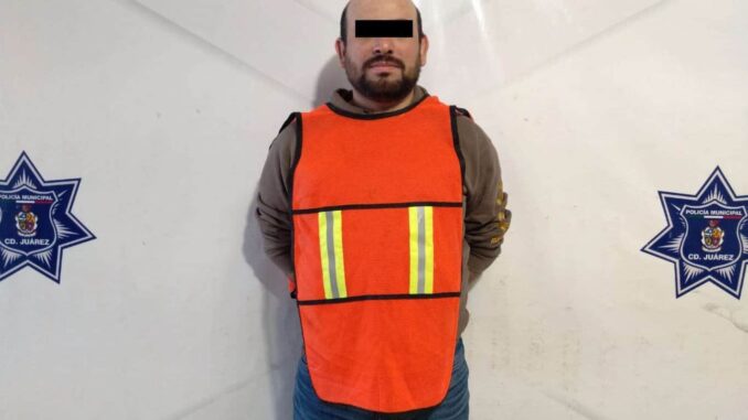 Amenaza a un hombre de muerte con desarmador e intenta sobornar a policías