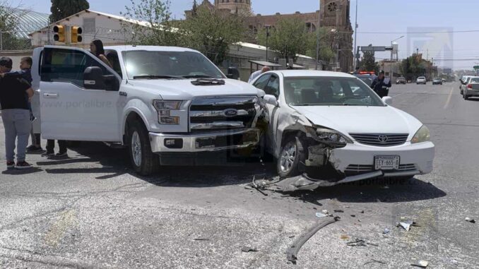 Fuerte choque en cruce de la 20 de Noviembre; ambos alegan luz verde