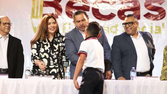 Entregan Becas de Equidad Social a estudiantes de preescolar y primaria