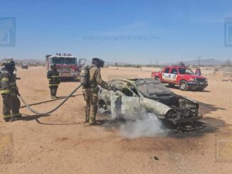 Vehículo fue consumido por el fuego a las afueras del panteón de Carrizalillo