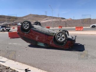 Mujer termina volcada tras impacto contra poste en Prolongación Hacienda Los Morales