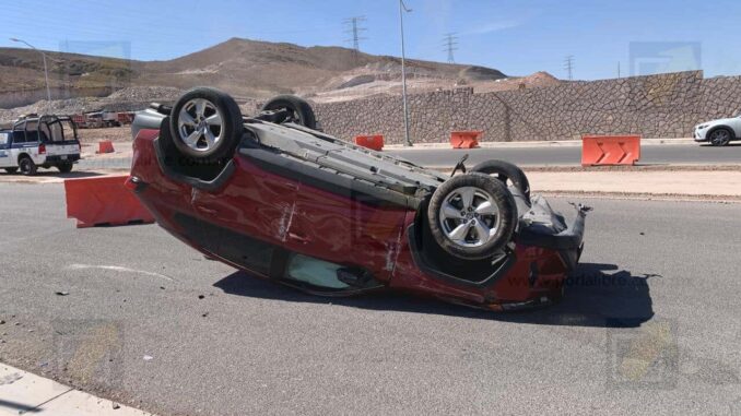 Mujer termina volcada tras impacto contra poste en Prolongación Hacienda Los Morales