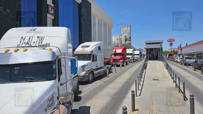 Transportistas extorsionados por federales protestan frente a la FGR en avenida Universidad