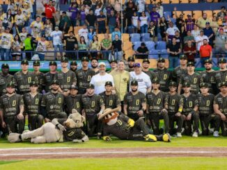 Realiza alcalde primer lanzamiento de bola de juegos locales de la Liga Mexicana de Béisbol