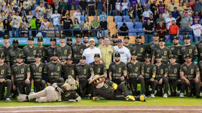 Realiza alcalde primer lanzamiento de bola de juegos locales de la Liga Mexicana de Béisbol