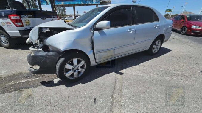 Conductor se pasa en rojo y provoca fuerte choque en avenida Homero