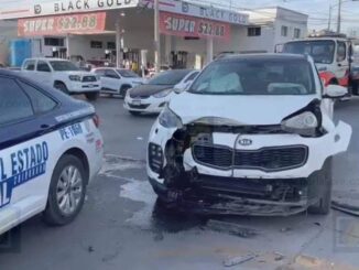 Carambola de tres vehículos en Independencia y 20 de Noviembre