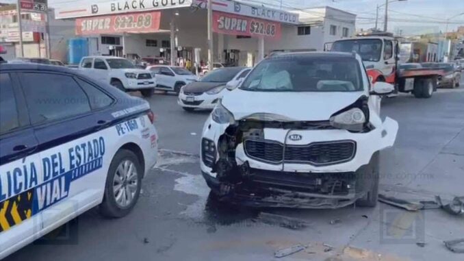 Carambola de tres vehículos en Independencia y 20 de Noviembre