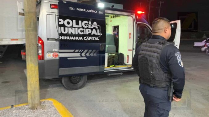 Pareja en motocicleta es impactada por tráiler en Avenida de las Industrias