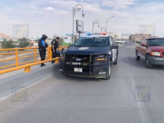 Agentes evitan que joven mujer atente contra su vida en puente de El Trébol