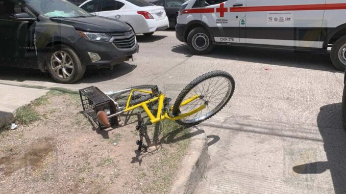 Ciclista omite alto y lo embisten en la colonia División del Norte
