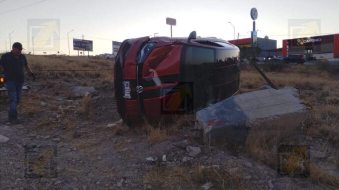 Vuelca automóvil en Circuito Universitario; conductor con lesiones