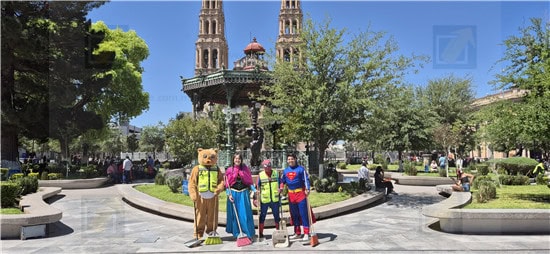 Personal del Municipio limpian Plaza de Armas disfrazados de superhéroes por Día de la Niñez