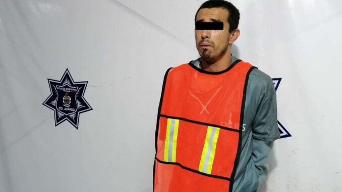 Detienen a hombre por atacar a sus padres con una barra metálica