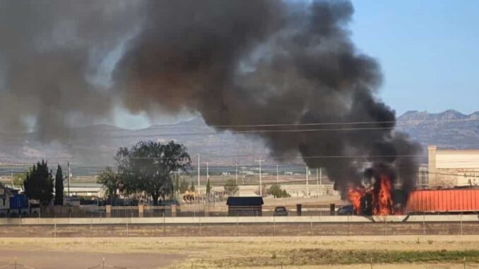 Choque múltiple en el Corredor Comercial; un tractocamión calcinado, un herido y daños