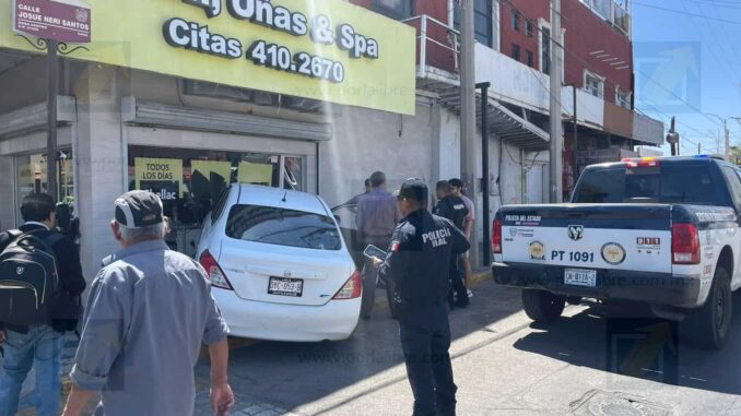 Vehículo impacta salón de belleza tras fuerte colisión en cruce de Niños Héroes y Novena