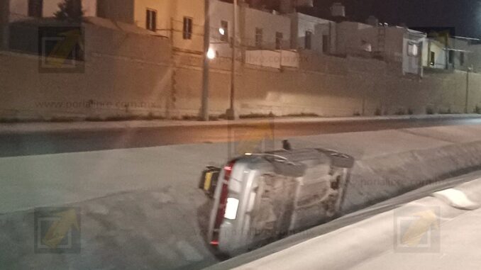 Automovilista vuelca en canal de agua al intentar cruzar hacia un Oxxo